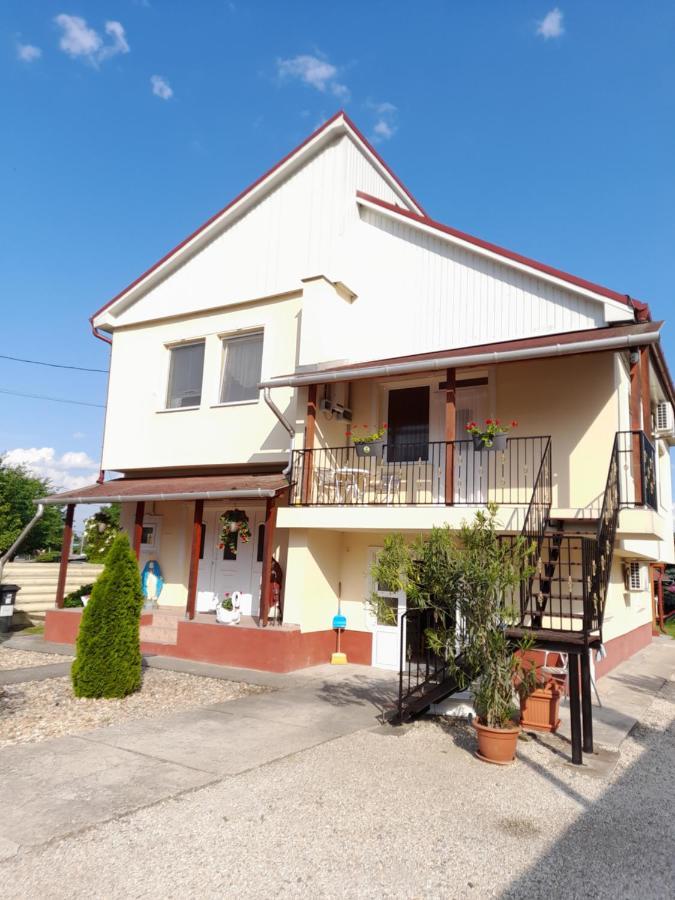 Ferienwohnung Napsugar Vendeghaz Tiszaújváros Exterior foto
